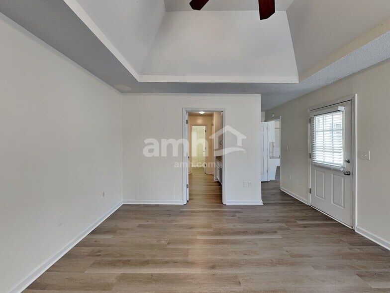 Building Photo - 3255 Dogwood Dr