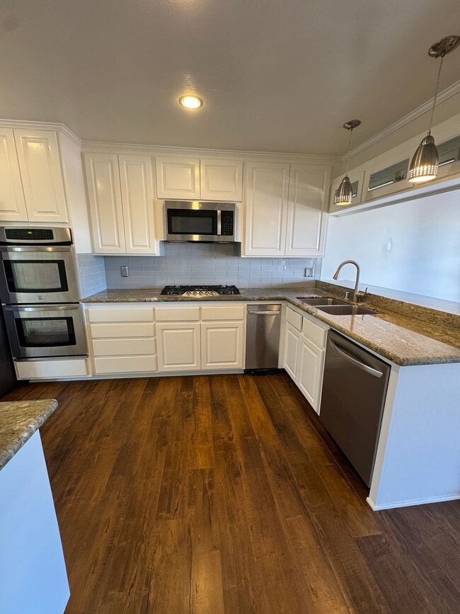 Building Photo - Scenic Cul-de-Sac Living with Stunning Mountain Views