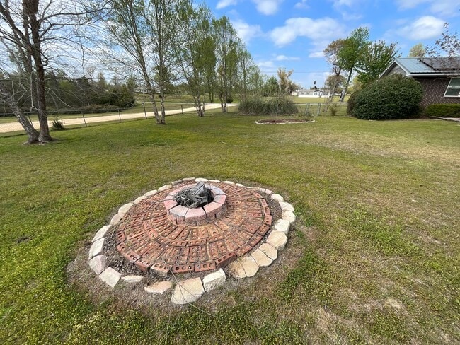 Building Photo - Gorgeous 3/2 Brick Home in Marianna with Bonus Room, Shed, and Fenced Back Yard!