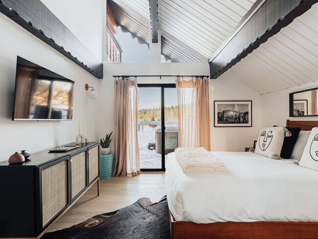 Building Photo - *Furnished 2 Bedroom 2 Bath Home in Big Be...