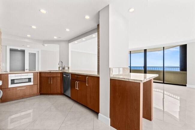 Building Photo - 5070 N Ocean Dr