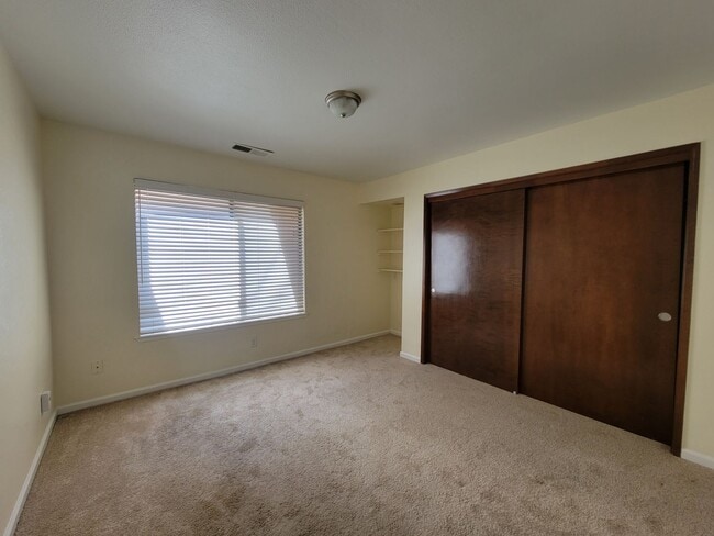 Building Photo - Condo with open floor plan and a two-car g...