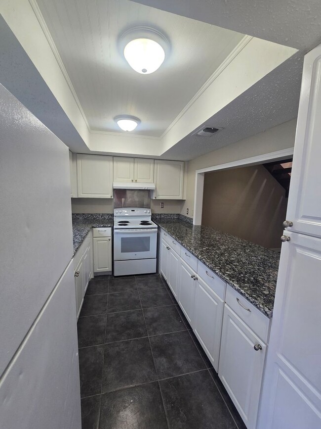 Building Photo - Newly Renovated 3 Bedroom 2.5 bathroom Townhouse