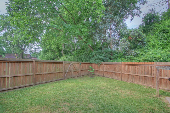 Building Photo - 104 Doral Ct