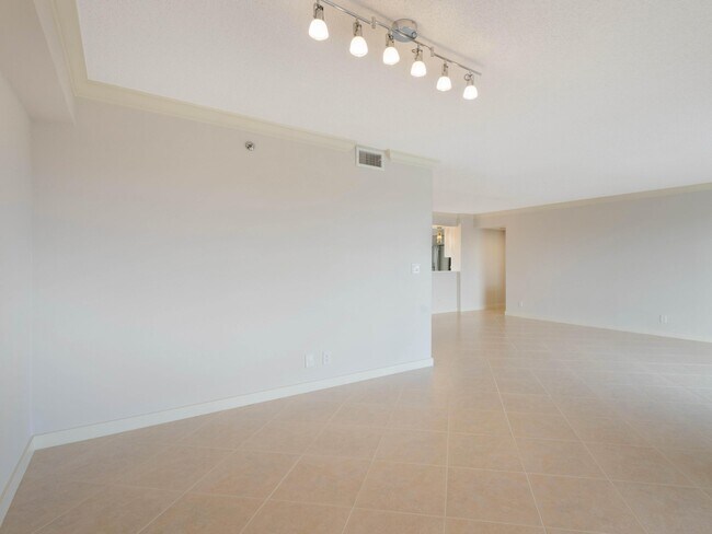 Building Photo - 7380 S Oriole Blvd