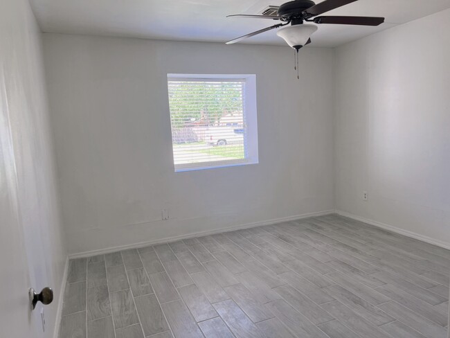 Building Photo - 13903 Greenway Dr