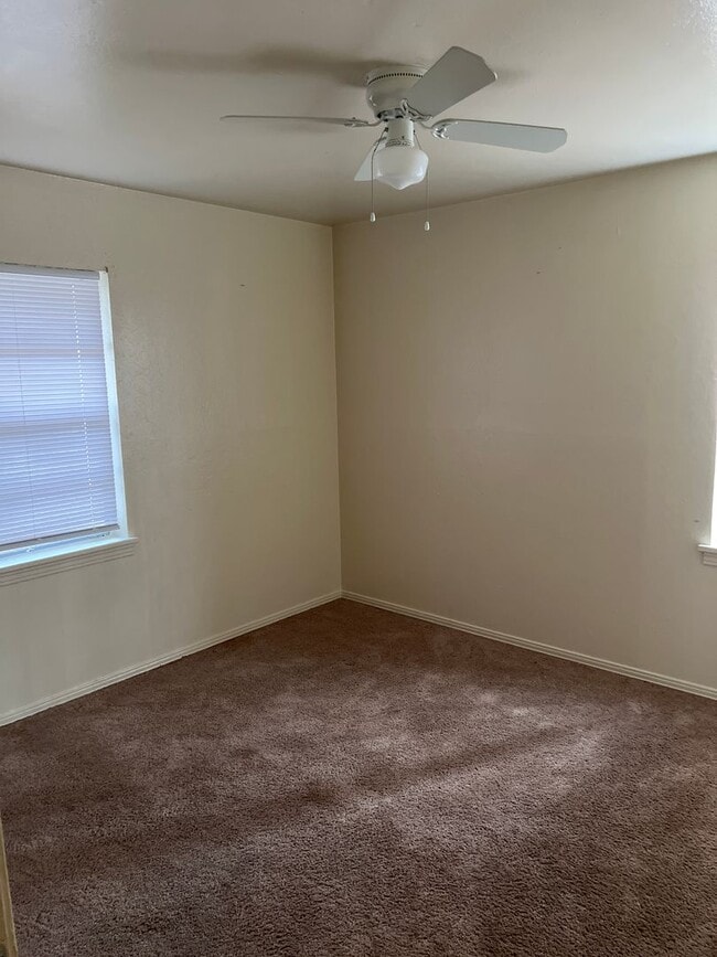 Building Photo - Cute 2 br 1 bath house