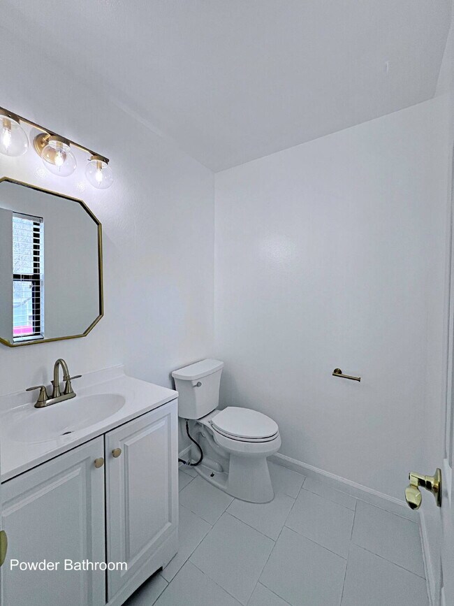 Building Photo - Cozy 2-Bed 1.5 Bath Townhouse in Aurora with Spacious Layout & Modern Comforts!