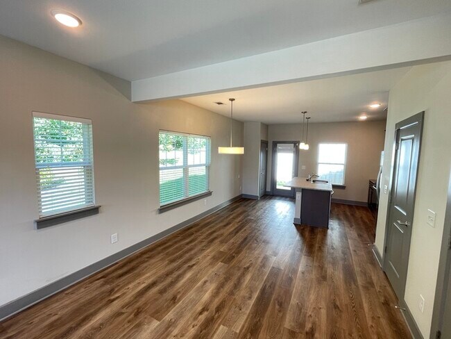 Building Photo - Bristol Creek 2 bedroom unit with fenced p...