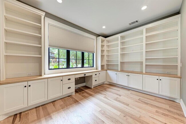 Building Photo - 1707 W St Johns Ave