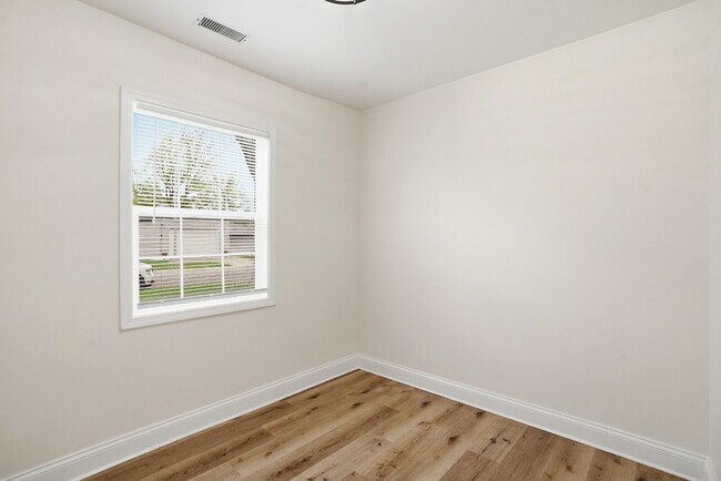Building Photo - 3-Bedroom Home Minutes from Miller Beach & the Indiana Dunes