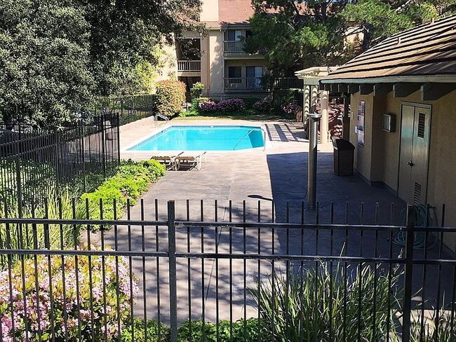 Building Photo - Welcome home to this bright, spacious, top-floor unit in a highly desirable community