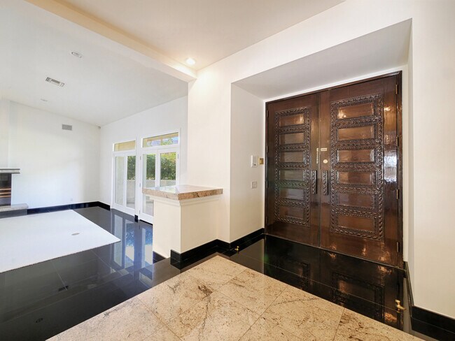 Building Photo - 48600 Shady View Dr