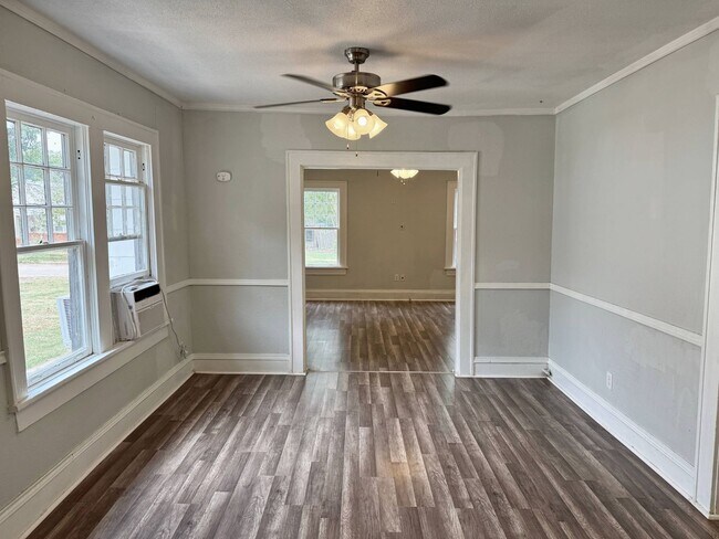 Building Photo - 3 Bed 2 Bath Home With Tons Of Natural Light