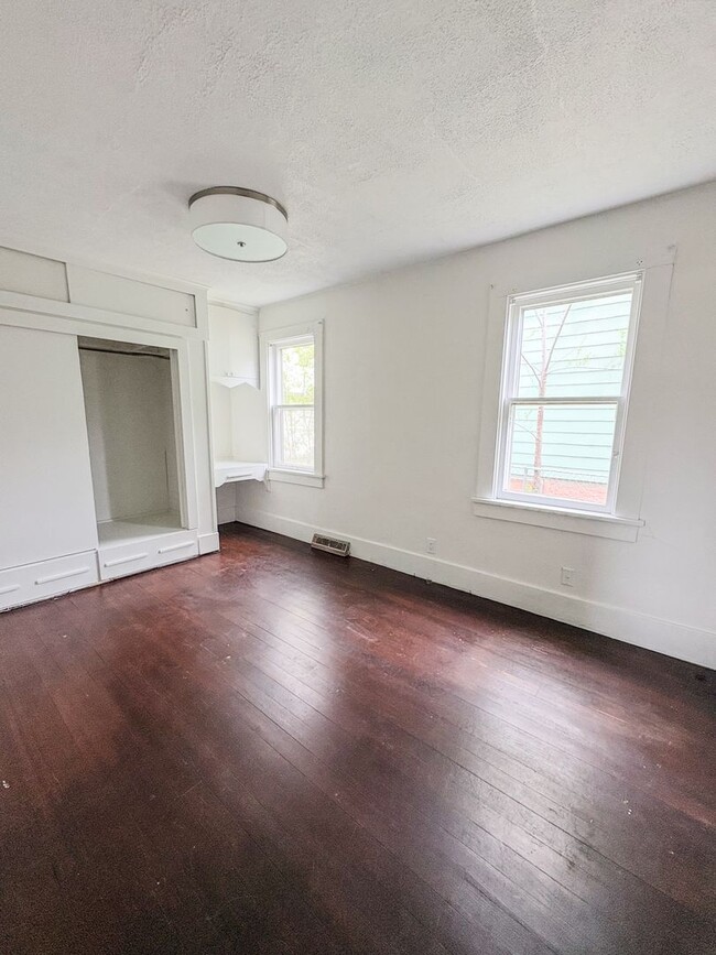 Building Photo - 3 bed 2 bath Home with Fenced Yard