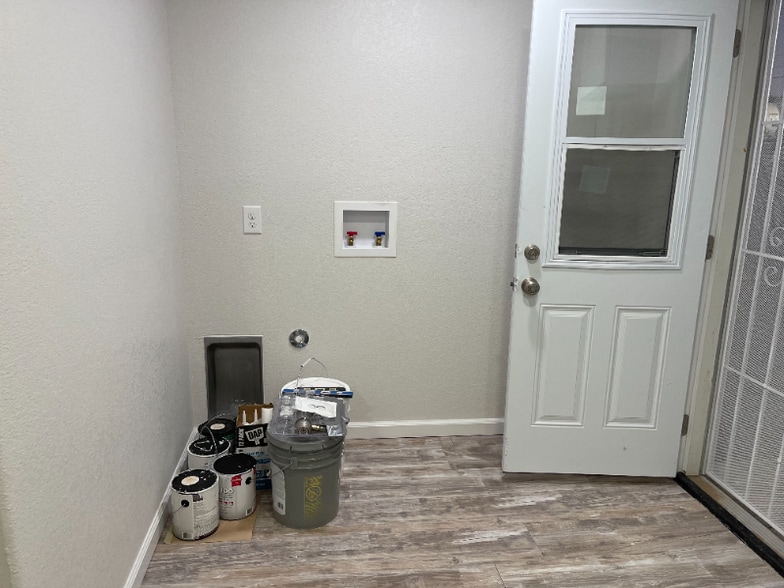 Building Photo - 140 W Upjohn Ave