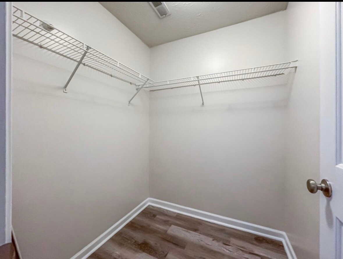 Building Photo - 648 Friars Ln