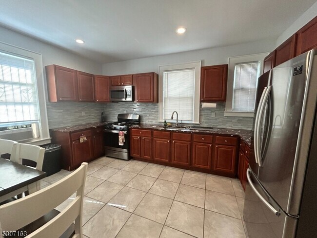 Building Photo - 142 Mapes Ave