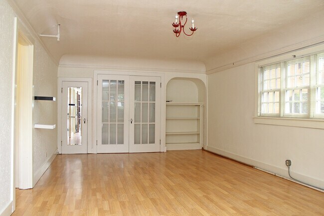 Building Photo - 3087 SE Ankeny St