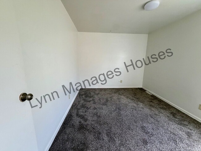 Building Photo - Main Level Three Bedroom Now Ready!
