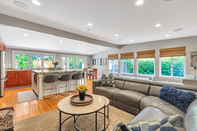 Building Photo - Gorgeous Vibrant Home In Santa Clara