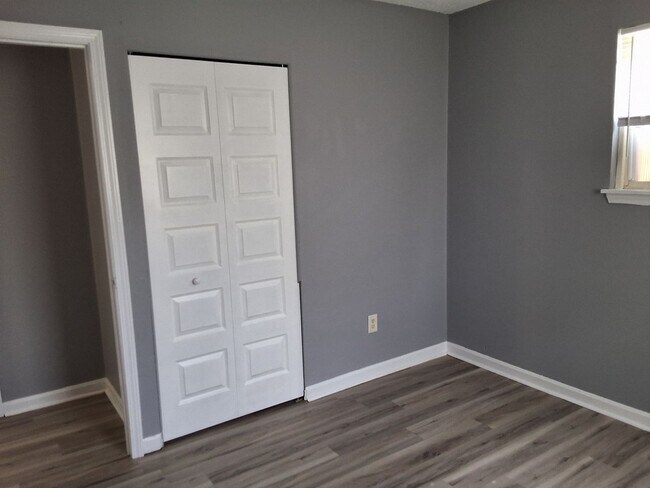 Building Photo - CHARMING 3 BED, 1 BATH HOUSE LOCATED IN ELIZABETHTOWN, KY