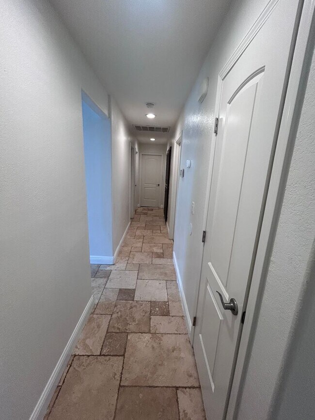 Building Photo - Now Available! 3 Bedroom Home in North West Visalia!