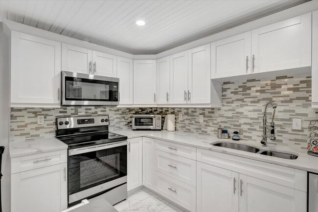 Building Photo - 4213 E Yukon St