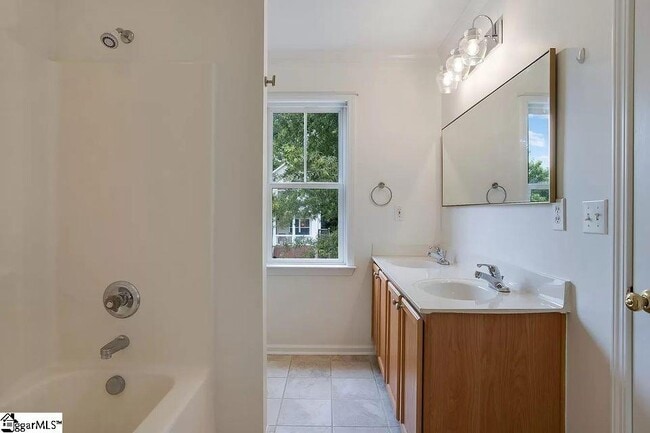 Building Photo - 12 Harvley St