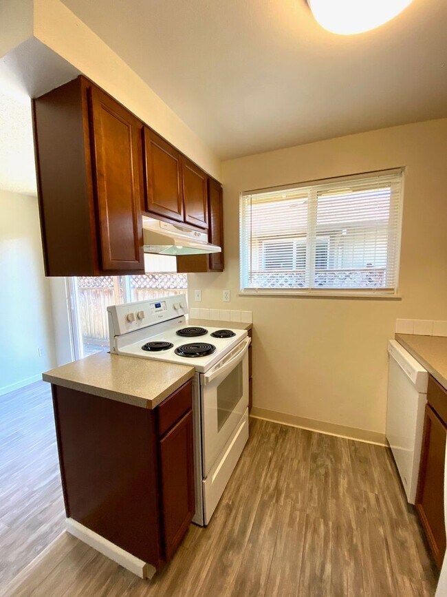 Building Photo - 924000