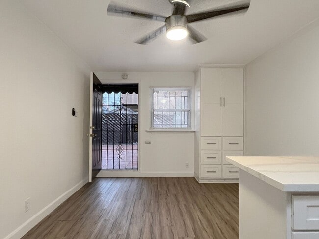 Interior Photo - LB1045
