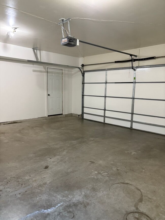 Building Photo - Spacious Lewis & Clark 4-Bedroom Home