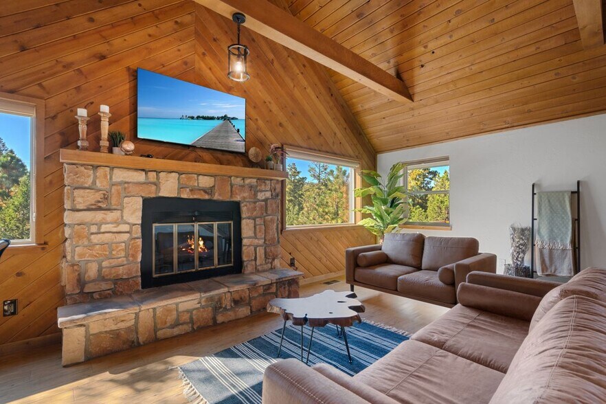 Building Photo - 570 2nd St