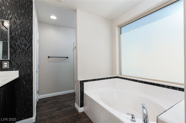 Building Photo - 61 Jasmine Point St