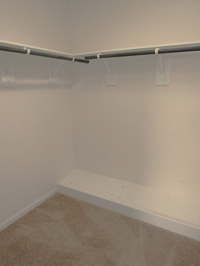 Building Photo - Conveniently located townhome in gated com...