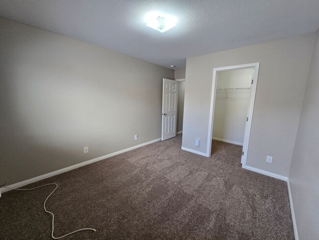 Building Photo - 4 BED, 2 1/2 BATH, 2 STORY HOME!!