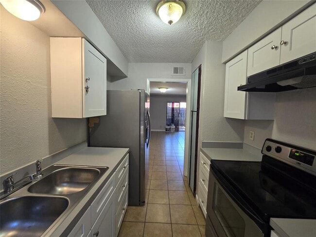 Building Photo - 3824 Southway Dr