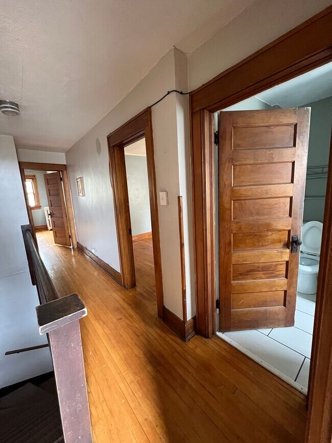 Building Photo - AVAILABLE JUNE - 4 Bed 1 Bath Townhome