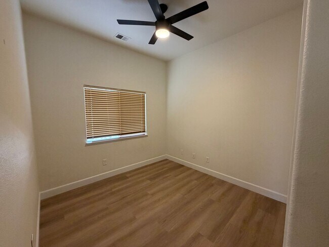 Building Photo - 1174 University Ridge Dr