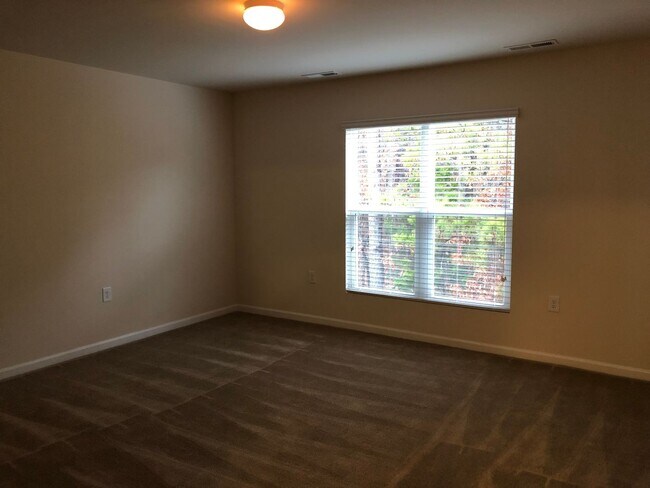 Building Photo - Excellent SW Durham Location Near Southpoint