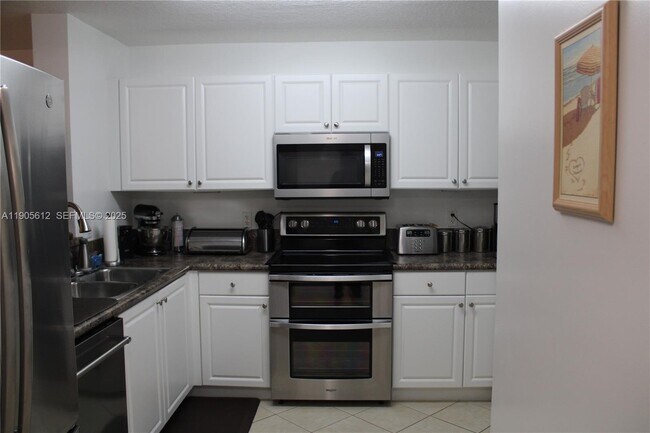 Building Photo - 519 E Sheridan St