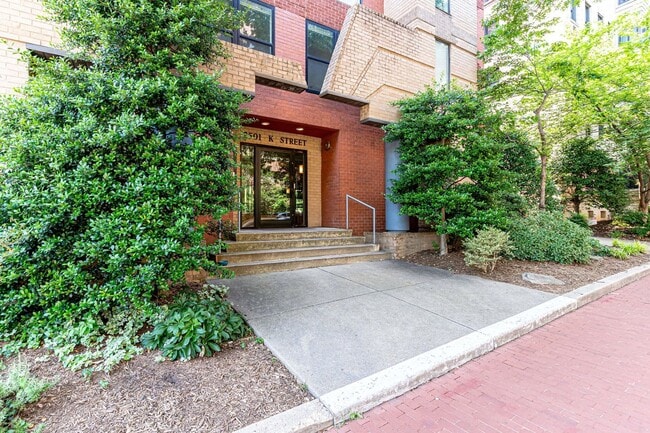 Building Photo - Beautiful One Bedroom in the Heart of Foggy Bottom| Water and Gas Included!