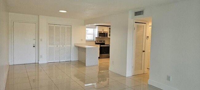 Building Photo - 9170 Fontainebleau Blvd