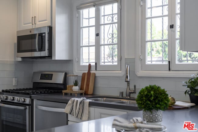 Building Photo - 203 S Detroit St