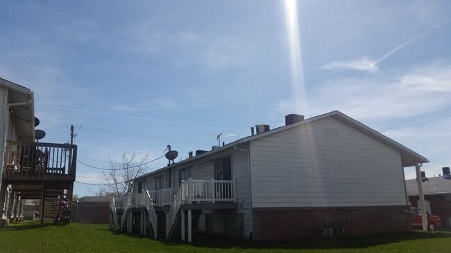 Building Photo - Beautiful Sunset townhome, row end with ce...
