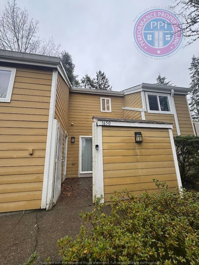 Building Photo - West Linn!!!  Stylish Townhouse, Private C...