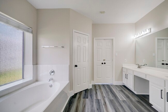 Building Photo - 4615 Russett Ln