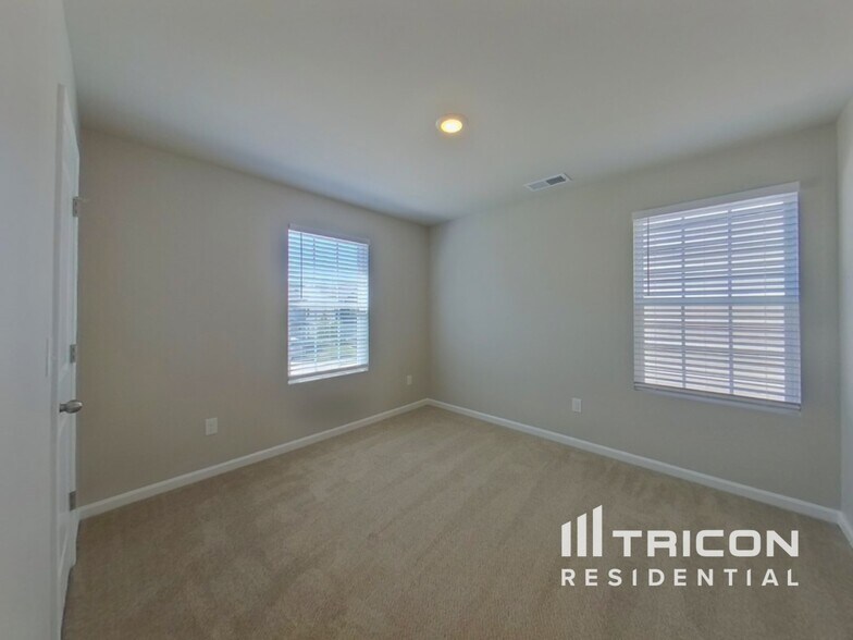 Building Photo - 2153 Trollinger Dr