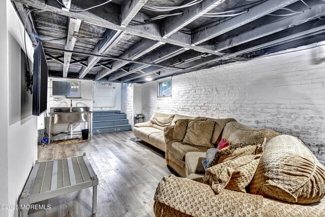 Building Photo - A370 E Main St