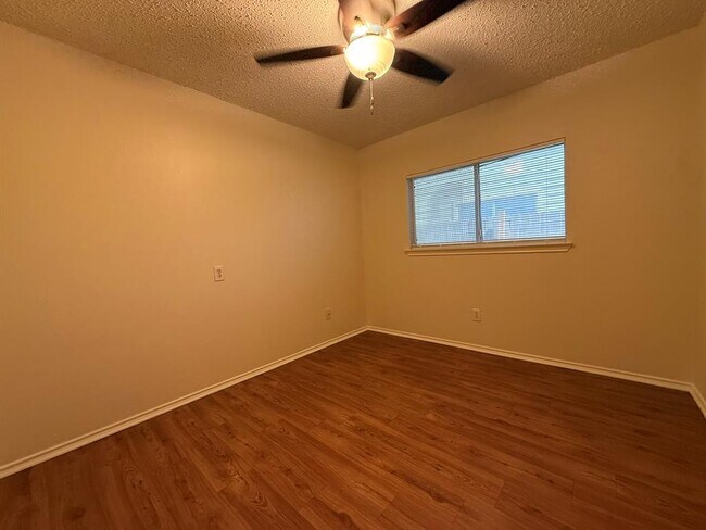 Building Photo - 1030 London Ln